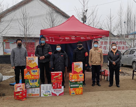 大众报业集团省派第一书记给西王庄村防疫值守人员送来各种生活物品。