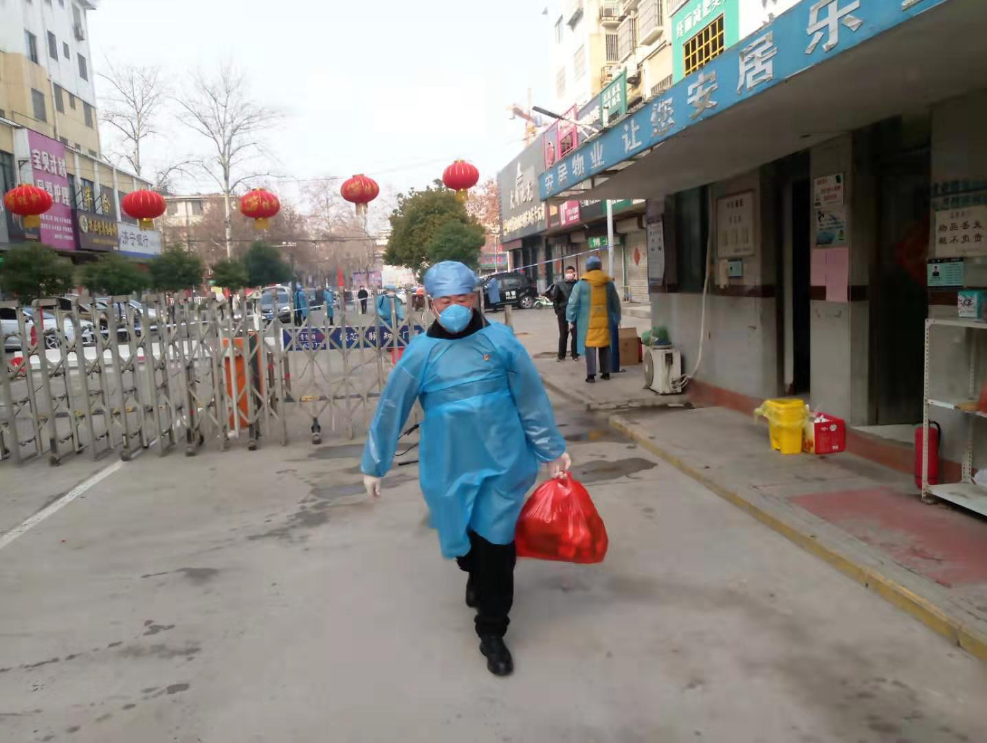 刘堪海同志帮助隔离小区居民传送物资