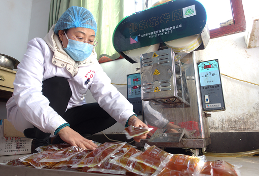 2月19日，桑村镇中心卫生院的医生将煎制好的中药防疫汤剂装袋。