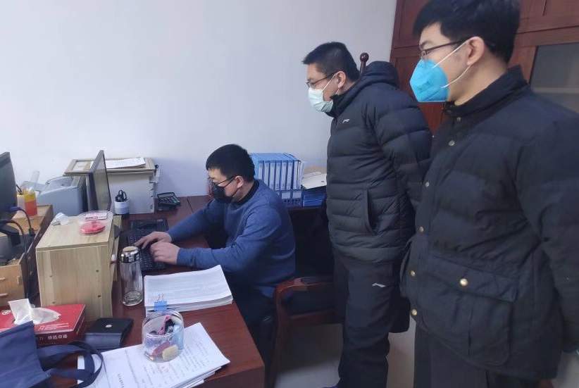 滨城区瑞信融资担保有限公司工作人员为贷款企业办理担保手续。