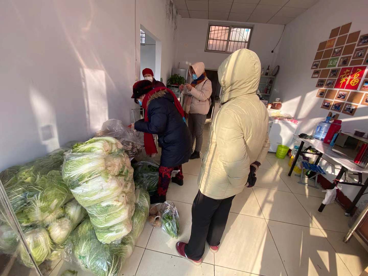 新华社区的“幸福厨房”防疫期间每天给社区居民供应平价新鲜蔬菜。