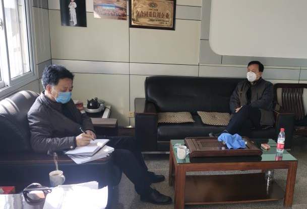 瑞信担保公司工作人员深入企业走访，了解企业资金需求难题。