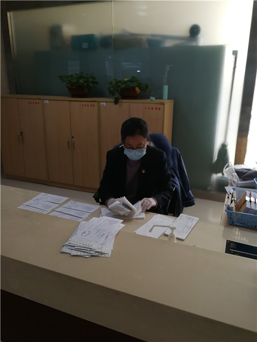 寿光市医保局工作人员正在整理单据