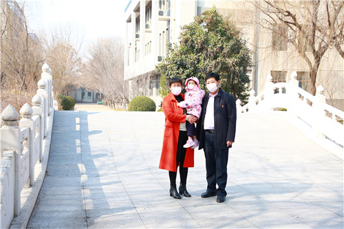 马汉武、徐丽夫妇和两岁的小女儿