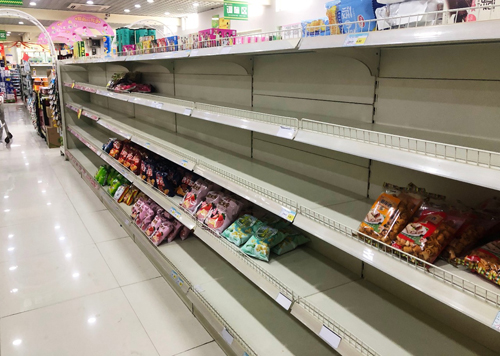 个别超市出现商品供应不足、货架闲置的情况。