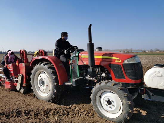 工人们正在操纵种植机 工人们正在操纵种植机