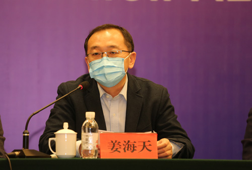青岛市工业和信息化局党组成员、副局长姜海天回答媒体提问