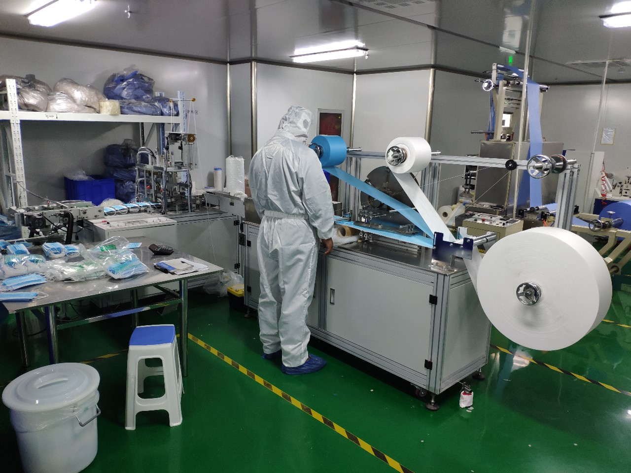 淄博创奇医疗用品有限公司生产车间用于口罩生产的制片机、自动点焊机一刻不停地运转。