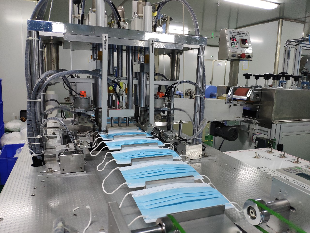 淄博创奇医疗用品有限公司生产车间用于口罩生产的制片机、自动点焊机一刻不停地运转。