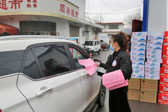 新时代文明实践志愿者发放防疫宣传资料