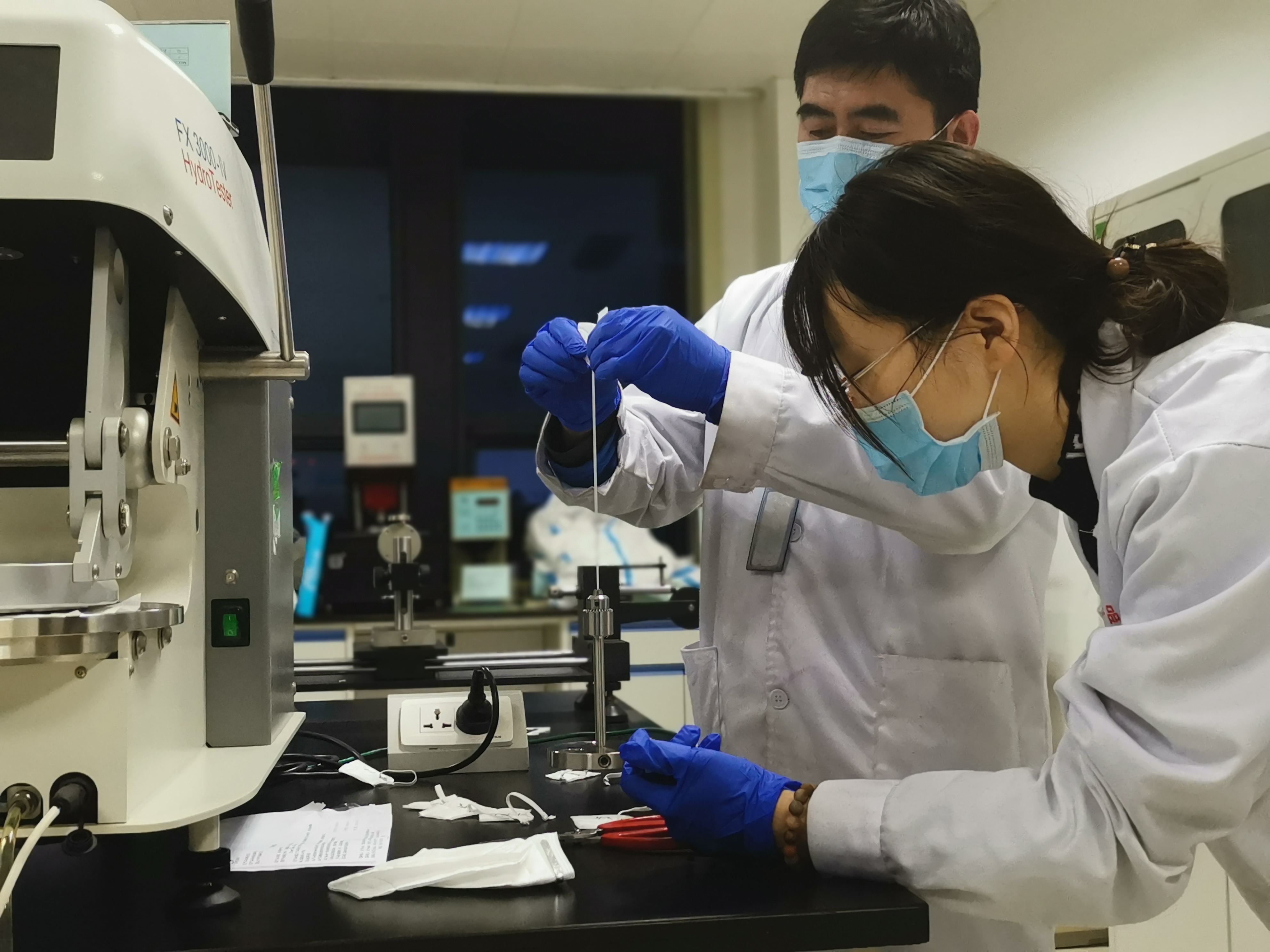 山东医疗器械产品质量检验中心工程师在做口罩试验.