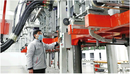 2月29日，博兴县兴福镇山东埃科菲西厨电器有限公司，工人正在生产线上加工用于出口的厨房电器产品。（大众日报记者 卢鹏 通讯员 陈彬 报道）
