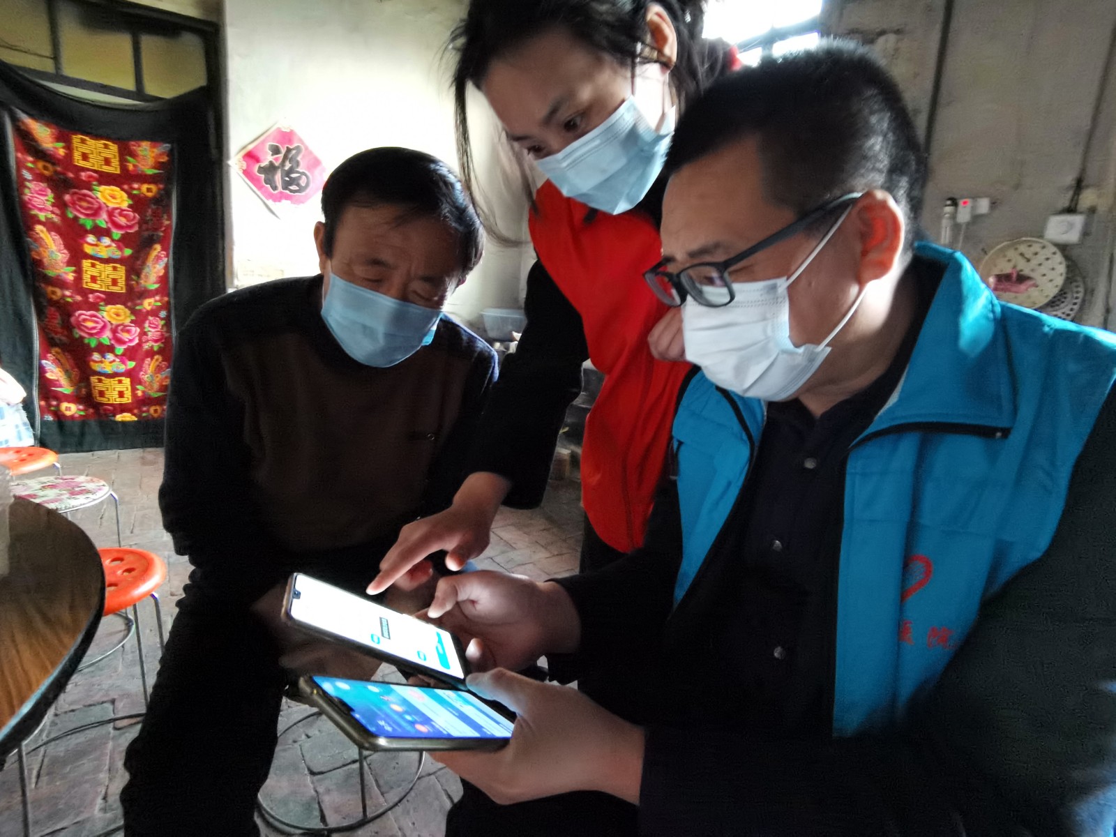 张玉升和张佳林指导家属使用手机在线问诊平台向医生远程咨询问题