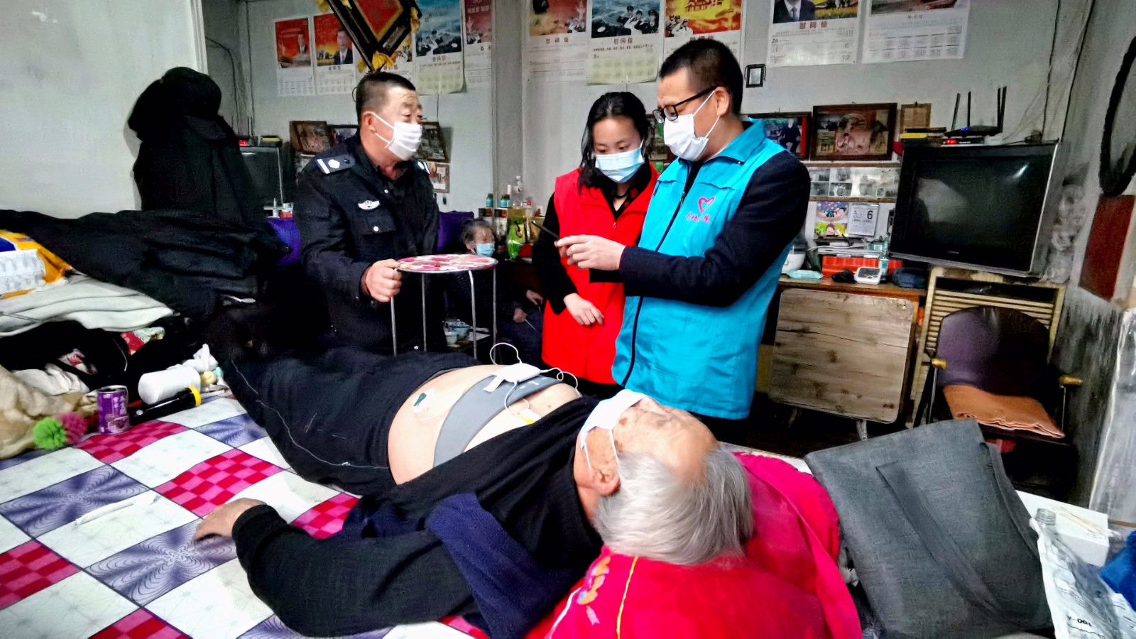 张玉升和张佳林在查看监测数据。