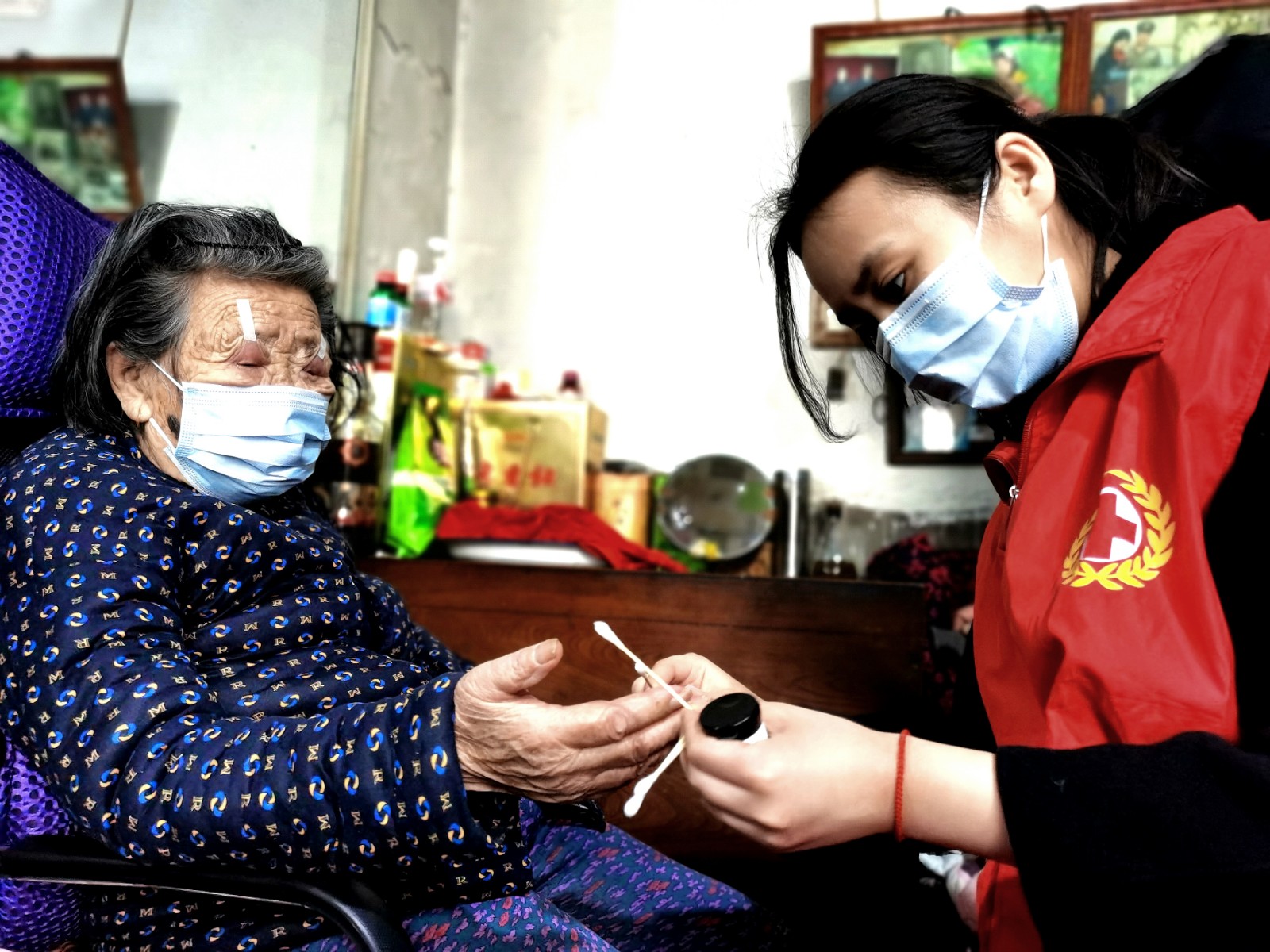 张佳林在为徐金娥老人（左）测血糖
