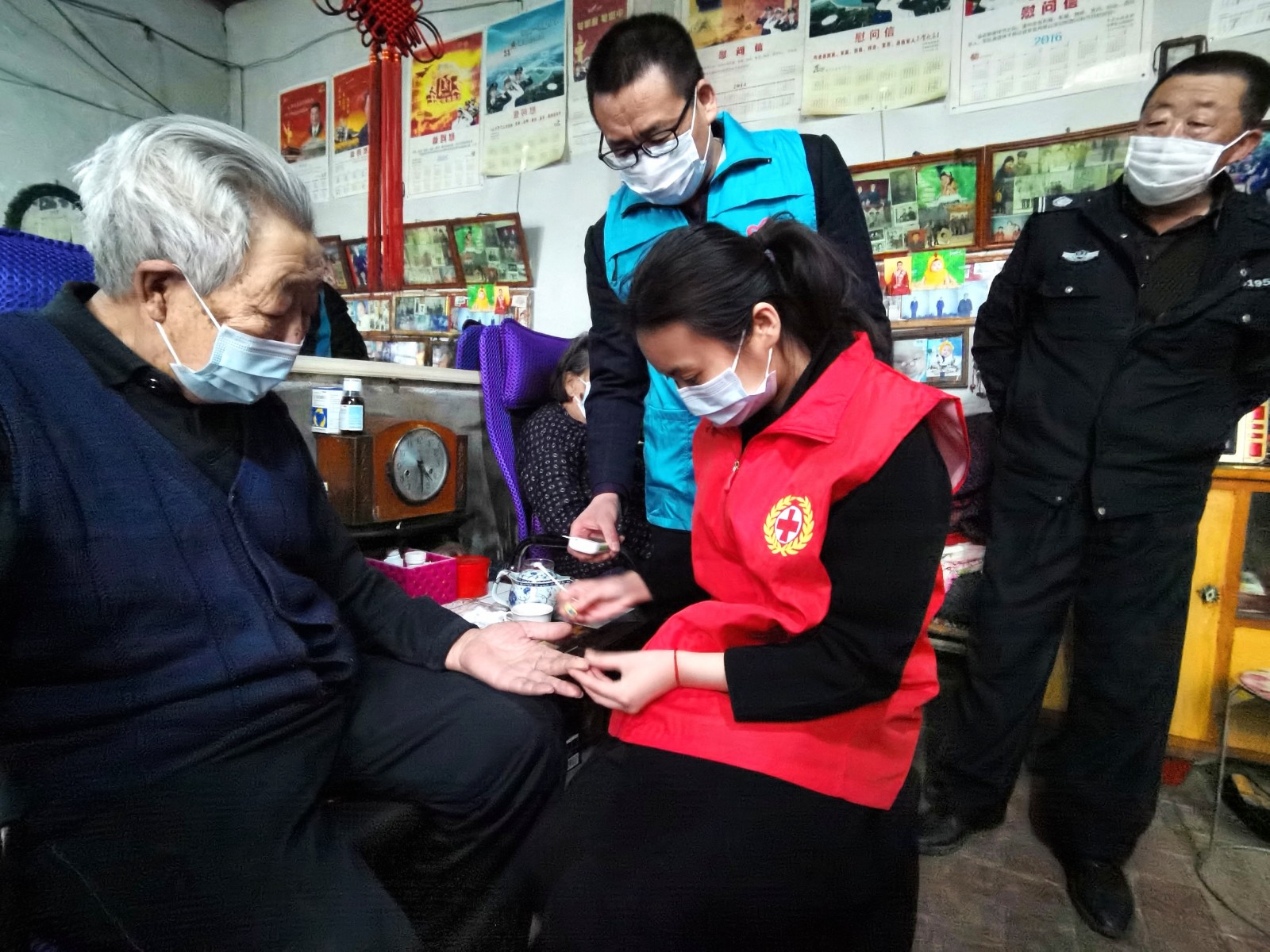 张佳林在为周延德老人测量血糖