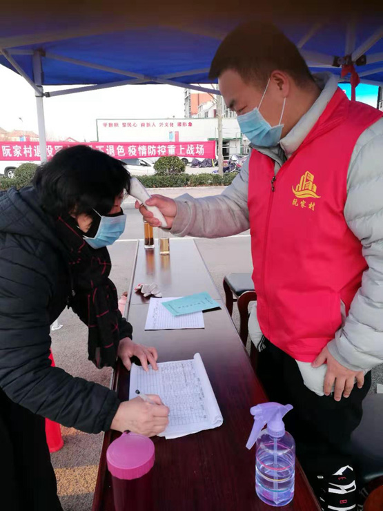 社区“守门员”和“广播员”—机械与汽车工程学院胡国放在疫情防控一线工作