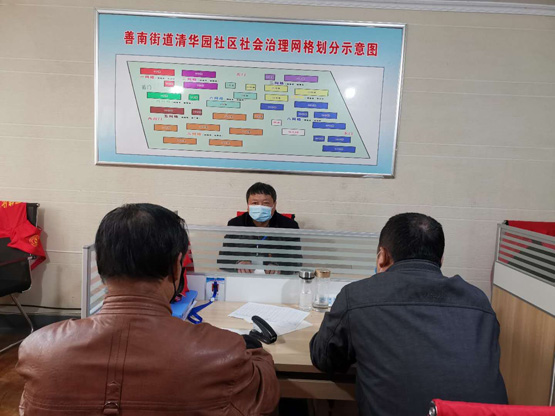王洪渠（中）在布置网格化防控疫情工作