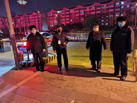 王洪渠（左3）在夜间防控疫情