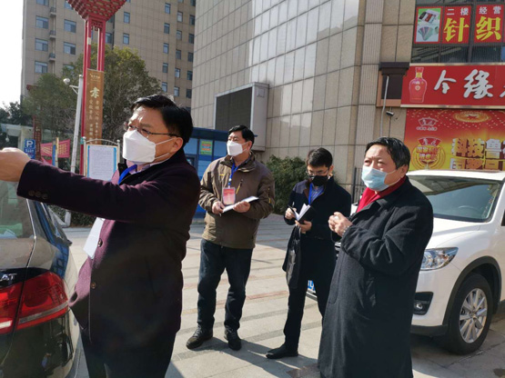 王洪渠（右1）在排查出入人员