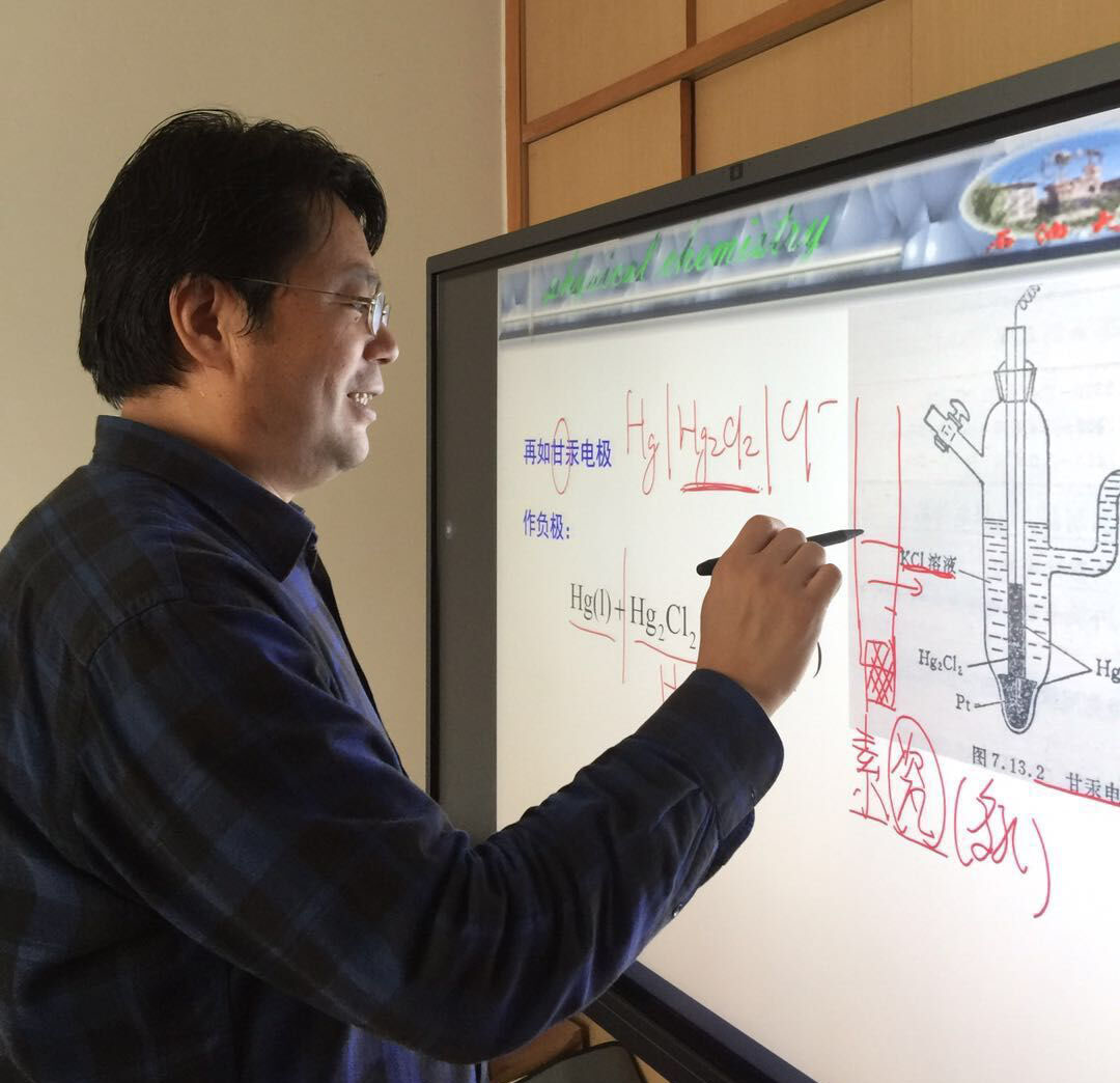 理学院教师杨普江专门购买了大屏款的智能白板
