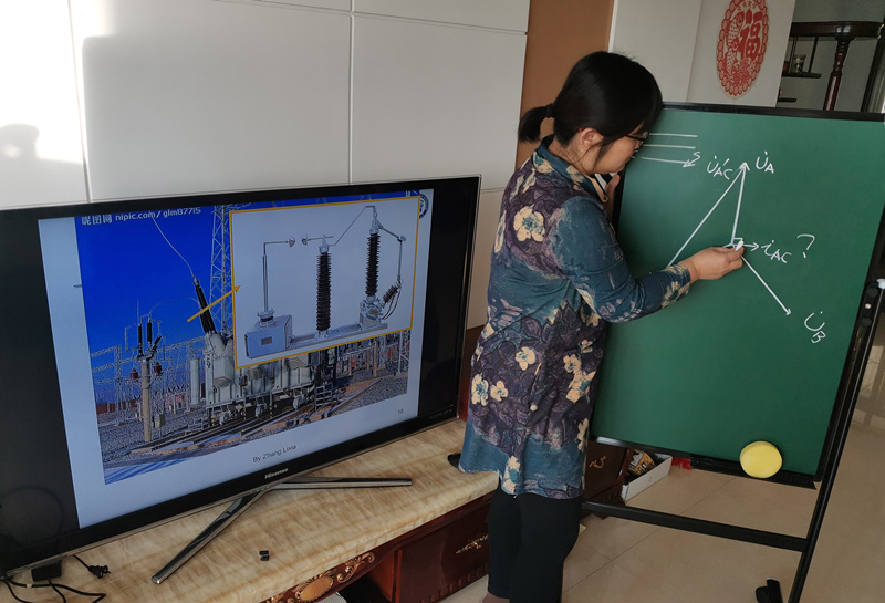 新能源学院教师张丽霞利用小黑板和家里的电视直播“电力系统分析”