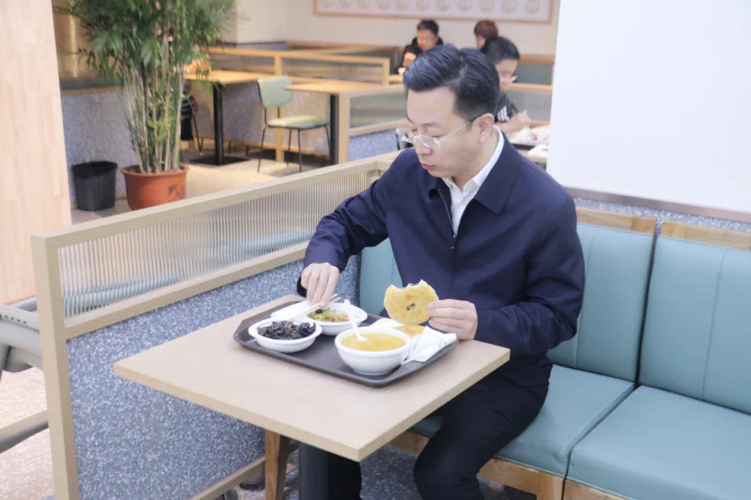莘县县委书记王峰在餐馆就餐。