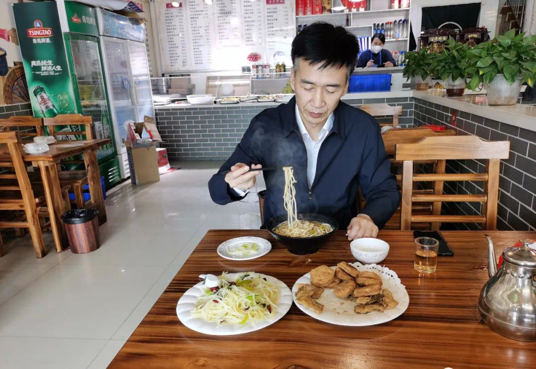 聊城市委副书记、冠县县委书记李春田就餐。