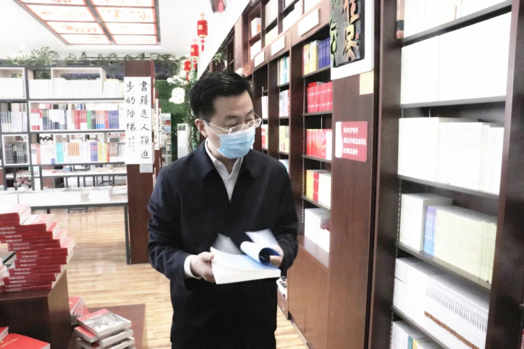 午餐后，莘县县委书记王峰来到新华书店购书。