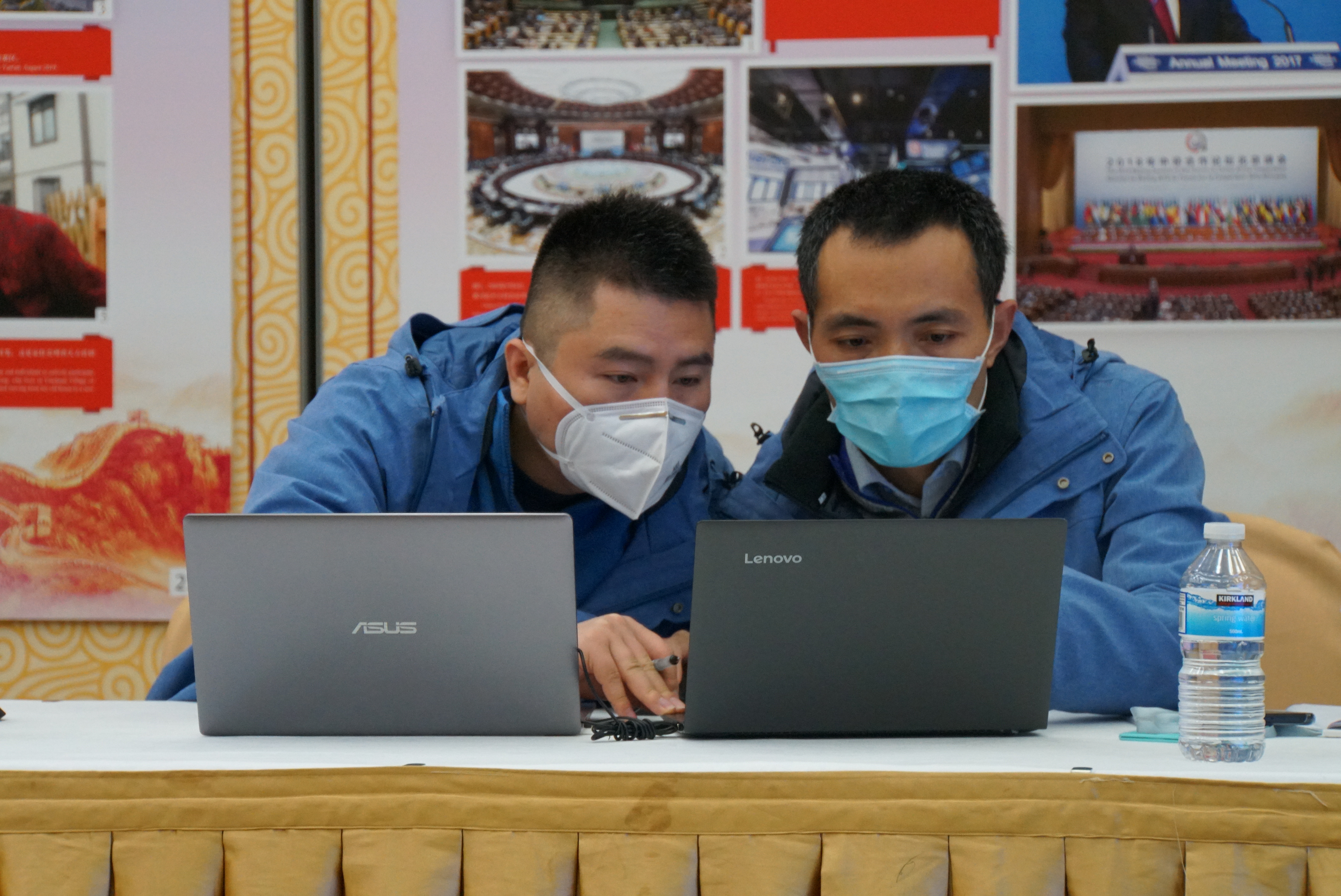 [大众日报客户端·海报新闻]山东赴英联合工作组与在英侨界代表视频连线，进行远程科普答疑