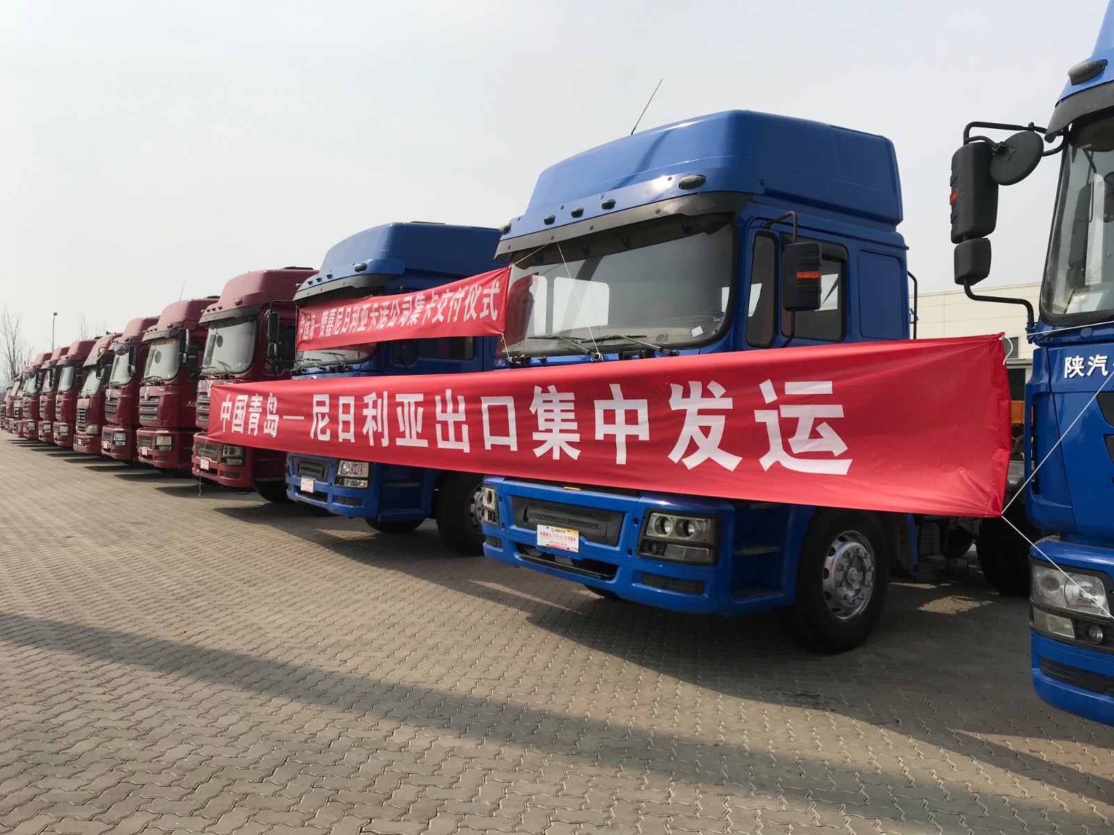 3月31日，即将出口的二手汽车整齐停靠在青岛二手车出口总部基地。