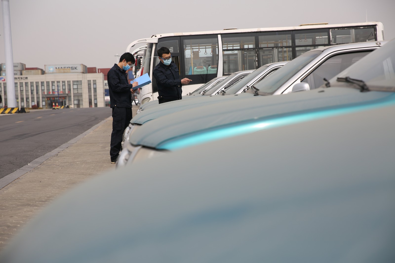 3月31日，青岛汽车口岸的工作人员对出口二手车进行核验。张进刚 摄
