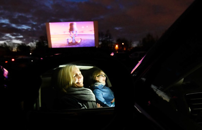 3月29日，在德国西部埃森，两名女子在汽车影院欣赏电影。 (新华社/美联)