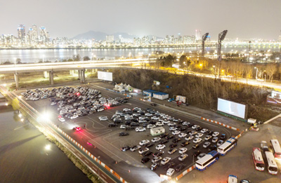 这是3月21日在韩国首尔航拍的一家汽车影院。疫情之下，
在车里观看露天电影，成为了一些韩国民众娱乐消遣的新选择。（新华社/法新）