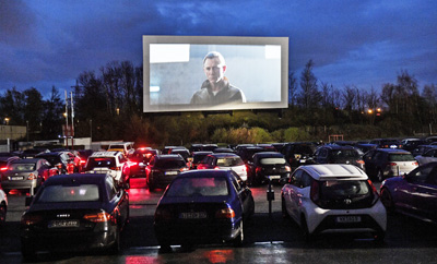 3月29日，在德国西部埃森，人们在汽车影院欣赏电影预告片。 (新华社/美联)