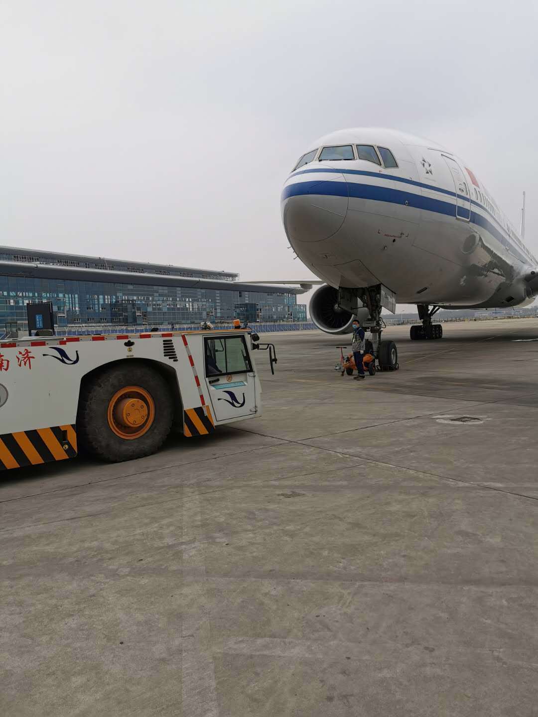 『大众日报客户端·海报新闻』来自祖国的挂念！山东再发包机运送抗疫物资赴英