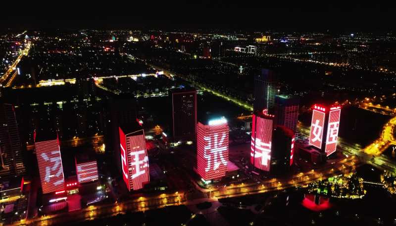 4月4日晚，淄博新区金融中心的大屏幕上，闪动着13名医疗队员的名字。