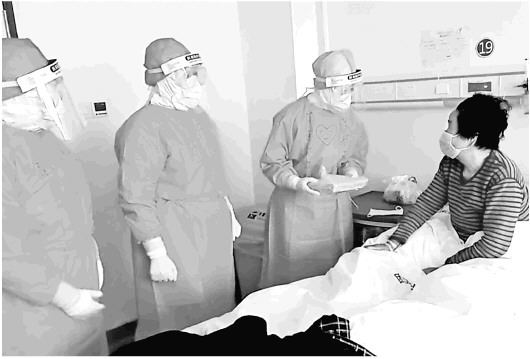 □孙翠红 王凯 报道 3月9日，山东医疗队员在团风县新冠肺炎定点救治医院感染六病区询问患者病情。