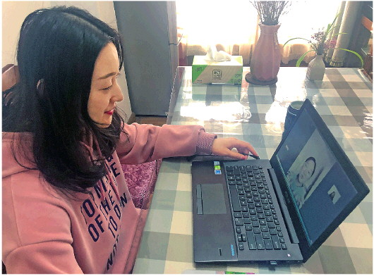 □卢鹏 韩洪烁 报道 近日，山东科技大学经管学院应届毕业生邹明月，在位于淄博市的家中，利用网络视频连线向学校就业指导中心工作人员刘梅月咨询学校“空中双选会”有关信息。