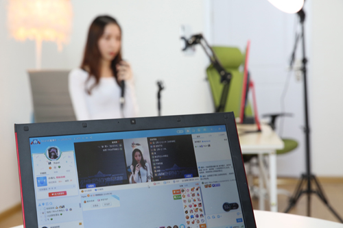 大众日报客户端·海报新闻：齐鲁政情丨电商注册量全国第一，这个市的直播小镇“卖到脱销”