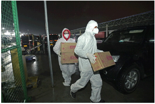 齐鲁制药湖北籍员工在往武汉市各大医院运送抗疫物资