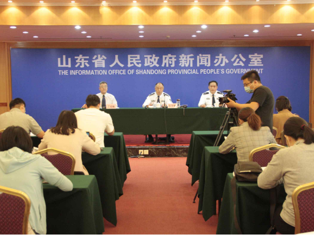 大众日报客户端·海报新闻山东公安提醒：承诺收益越高越危险，上当受骗可能性就越大