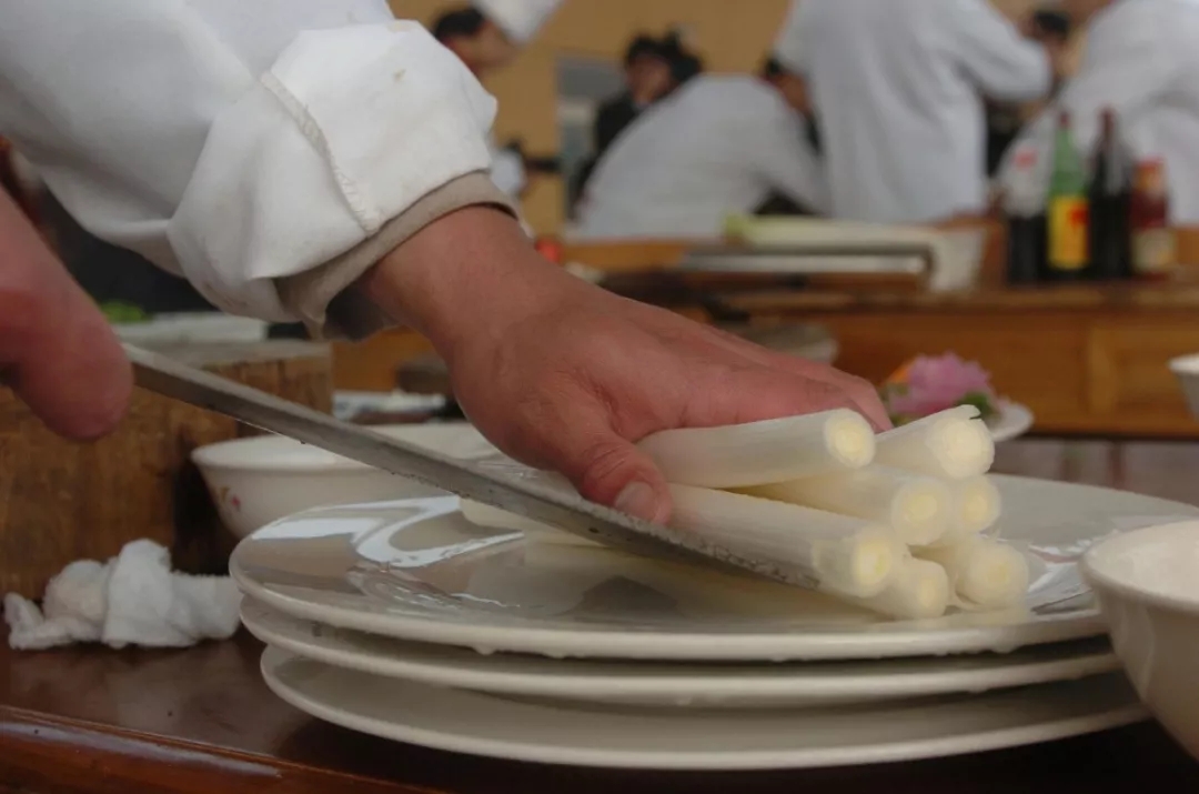 大众日报客户端·海报新闻好客山东丨山东人对大葱的眷恋，大概几十个酱缸也盛不下