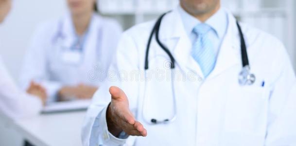 大众日报客户端·海报新闻齐鲁政情丨一天会见两位医药“大咖”，这位市委书记在下一盘什么棋？