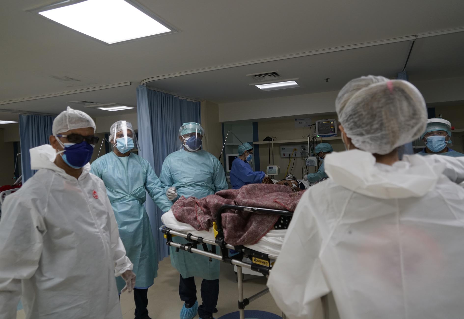 5月16日，在巴西卡希亚斯公爵城的一家医院，医护人员护理新冠患者。
