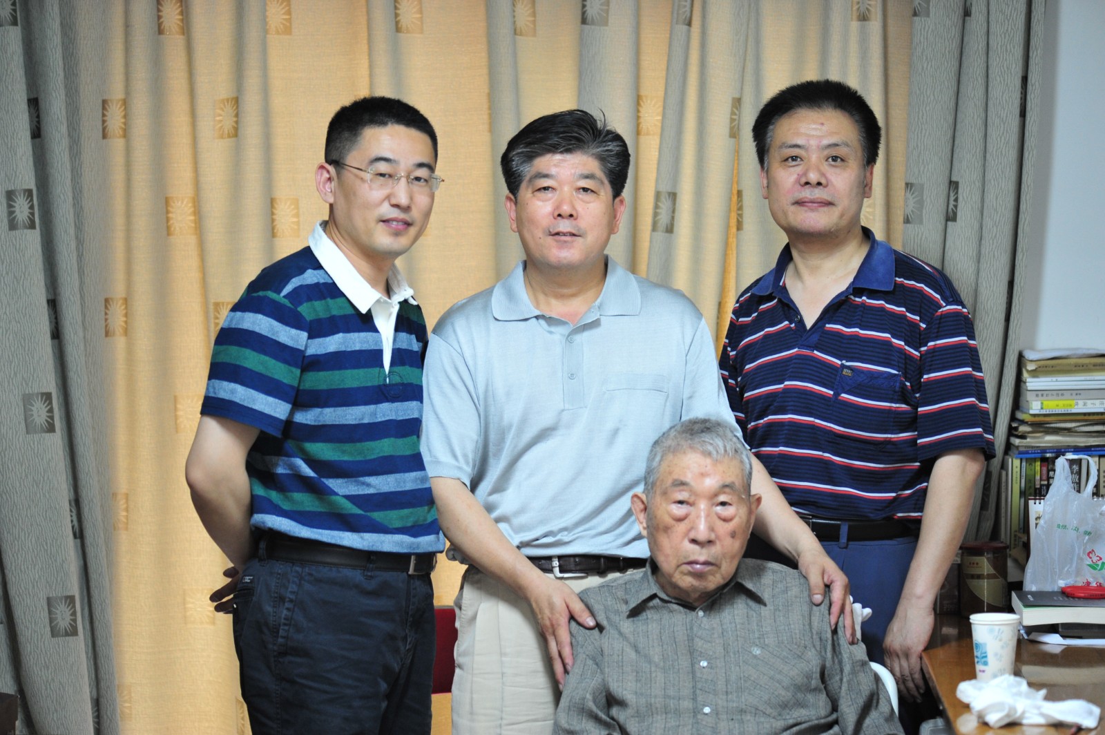 2012年6月到天津看望王学仲先生（前）。后排右：徐明祥；中：淡庐；左：静庐