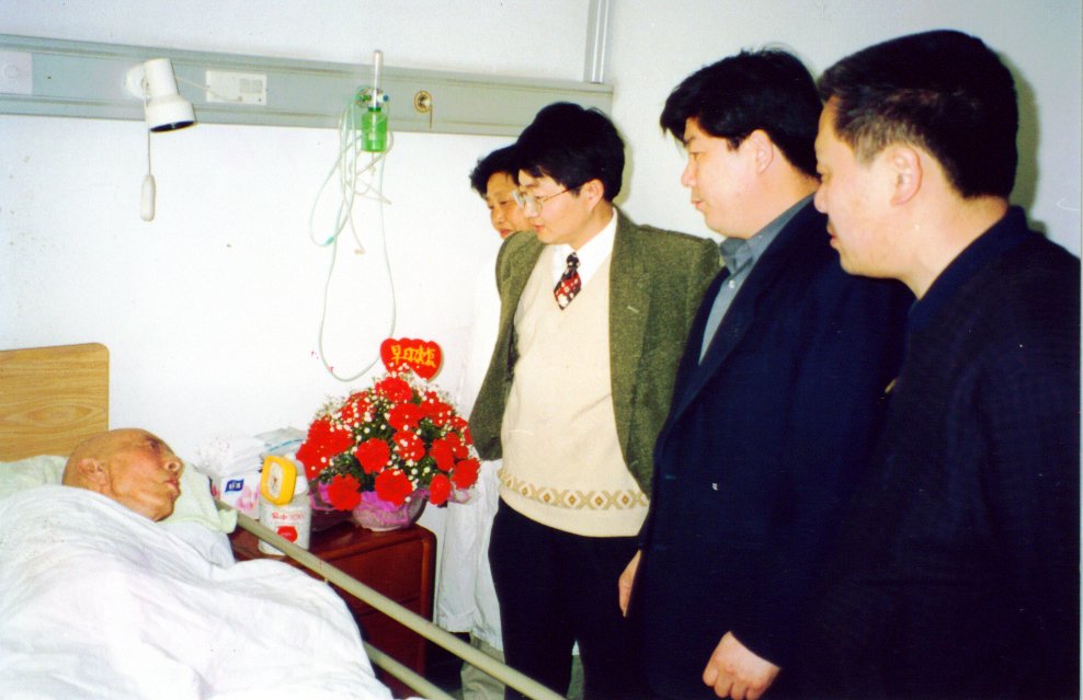 到天津总医院看望病榻上的孙犁先生。右一：徐明祥；右二：自牧（二〇〇一年三月）