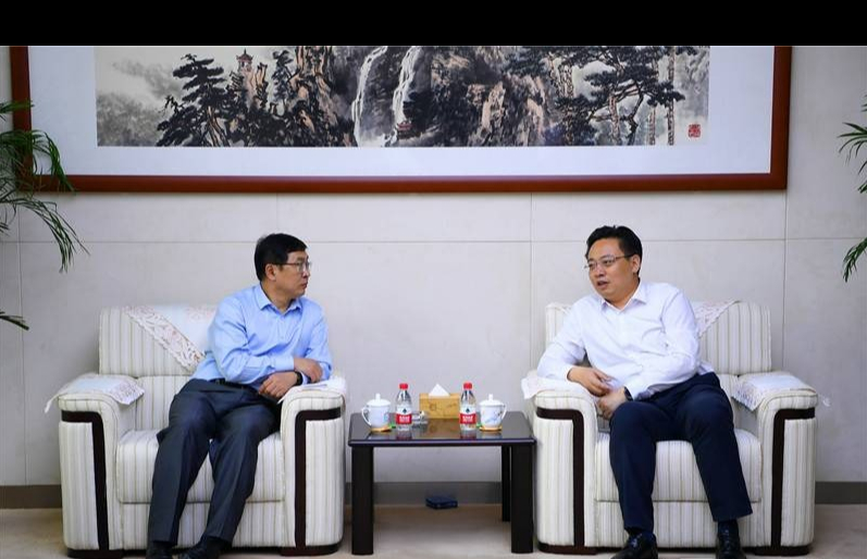 烟台市长陈飞（右）与中国空间技术研究院院长张洪太座谈