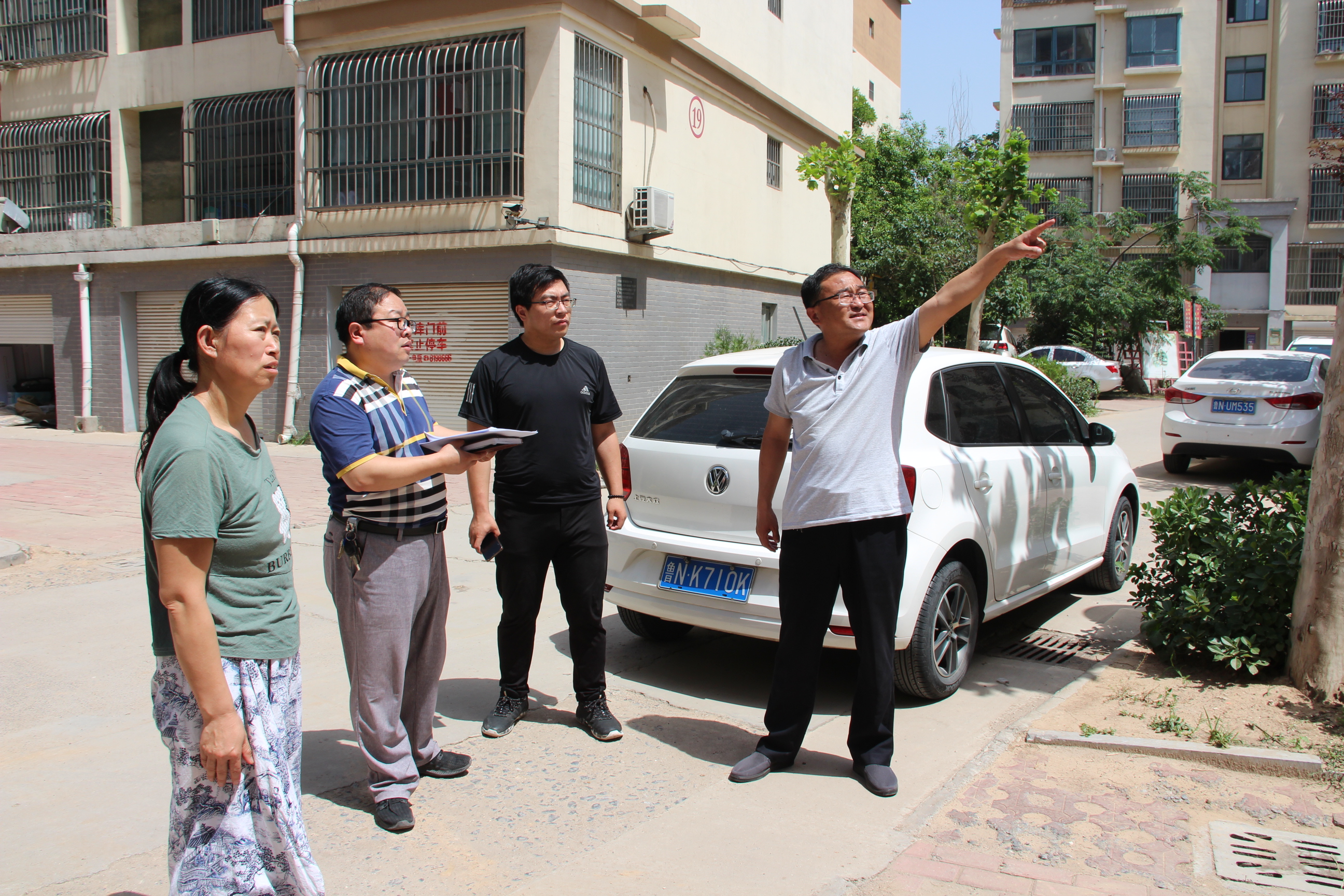 陵城区纪委监委派出监督检查组到小区实地查看问题整改情况