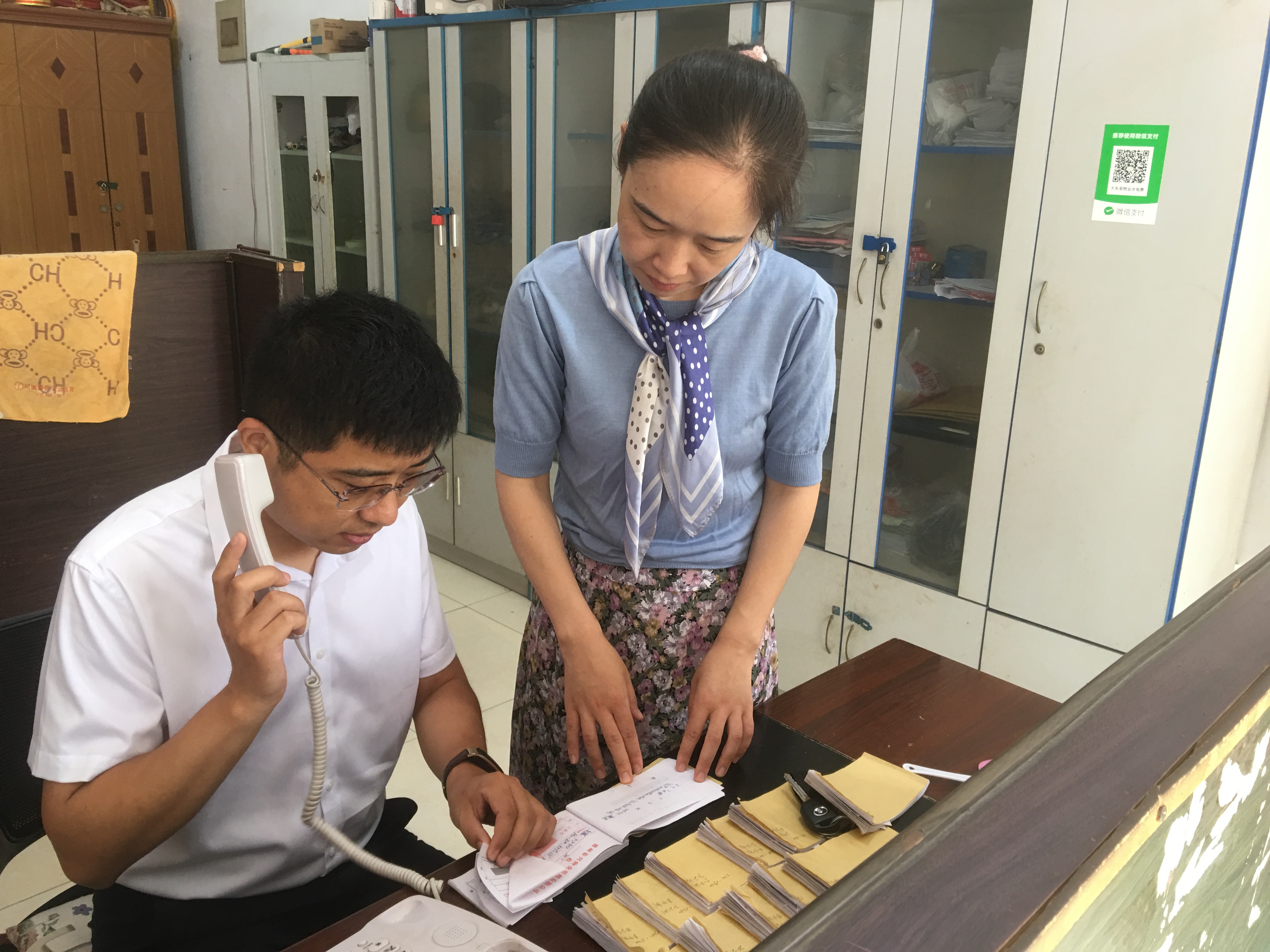 乐陵市纪委监委工作人员到小区核实车牌登记费退还情况
